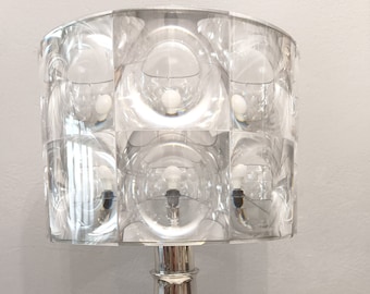 Chromen designtafellamp met heldere lampenkap met multilenseffect uit de grote, minimalistische space age-tafellamp uit de jaren 90