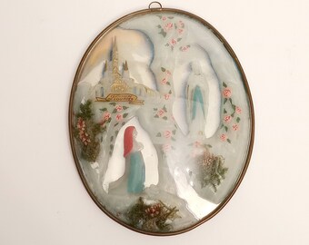 Vintage Lourdes Virgen wanddecor met bol glas uit Frankrijk 1958 ovale plastic wandhanger souvenir uit het heiligdom eeuwfeest Lourdes