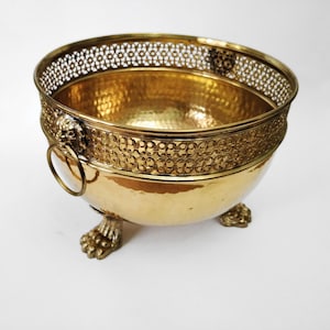 Maceta de latón con patas de garra y asas con cabeza de león, circa 1950. Maceta española de latón con patas, soporte para macetas, jardinera.