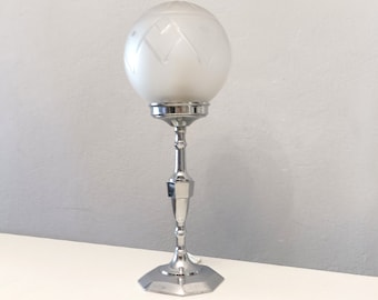 Vintage chromen lamp in art-decostijl met mat geslepen glazen bol uit de jaren 60