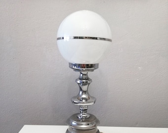Verchroomde Space Age tafellamp met witte opaline bol circa 1960 Grote chromen lamp met witte en zilveren glazen bol uit Spanje