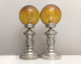 Ancienne paire de lampes de table aux globes d'ambre vers 1920 grandes lampes en métal argenté à têtes de lion