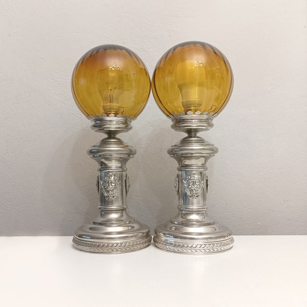 Ancienne paire de lampes de table aux globes d'ambre vers 1920 grandes lampes en métal argenté à têtes de lion