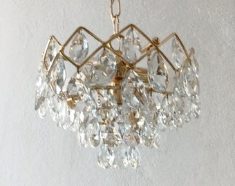 Mcm four-tiered Italian chandelier with teardrop cut glass crystals from the 1970s with five lights