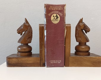 Paire de serre-livres en bois vintage avec buste de cheval Serre-livres du milieu du siècle, pièces d'échecs faites à la main, figurines de chevaux en bois