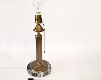 Lampada da tavolo in ottone in stile neoclassico con base in marmo, proveniente dalla Spagna, circa 1950. Lampada spagnola vintage con marmo bianco e nero.