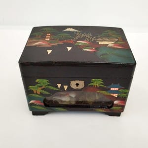 Zwart gelakte speeldoos met handpijn Mount Fuji chinoiserie-ontwerp gemaakt in Japan circa 1970 Vintage sieradendoosje met vogels en licht
