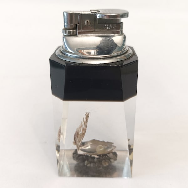 Briquet de table kitsch en lucite avec palourdes et perle vers 1960 aquarium rétro briquet en lucite noir et transparent