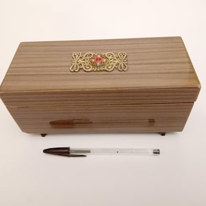 Grote sieradendoos van imitatiehout met medaillon van messing en rode kralen gemaakt in Japan circa 1970 vintage muziekdoos speelt MAIDEN&#39;S PRAYER