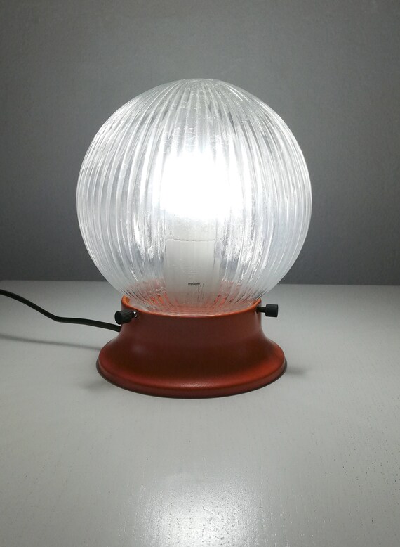 Vintage orange Lampe aus den 1990er Jahren mit Metallfuß und Glaskugel -  .de