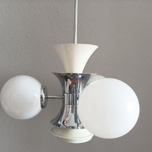 Suspension atomique vintage chrome et crème de l'ère spatiale avec trois grands globes en opaline des années 1960
