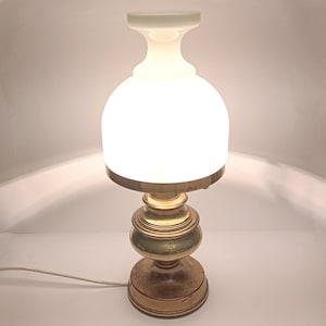 Grande lampe de table en laiton avec abat-jour en verre opalin blanc vers 1960