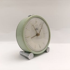 Sveglia vintage spagnola del 1960 circa, sveglia verde Alba con piedini cromati, orologio spaziale