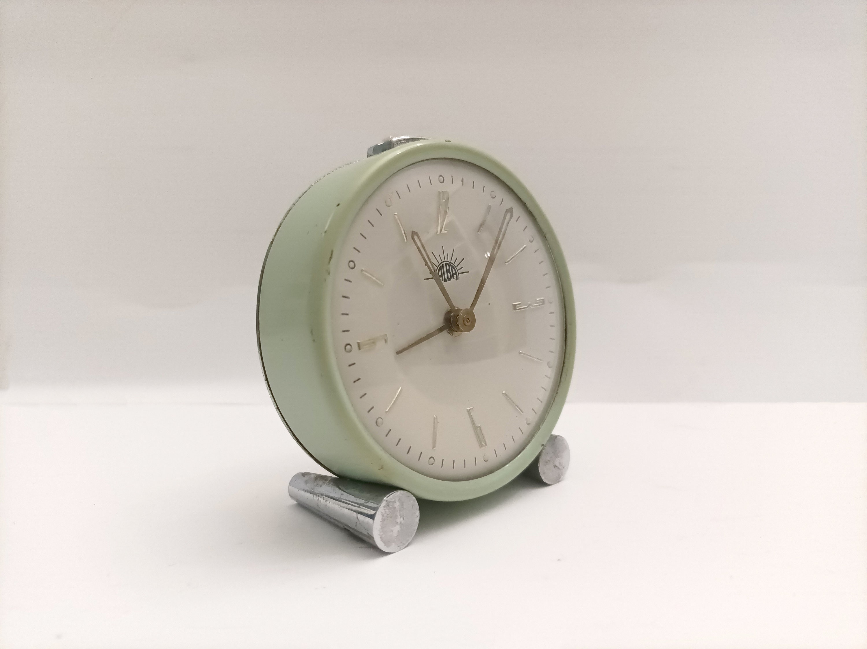 Sveglia vintage spagnola circa 1960 sveglia Alba verde con piedini cromati  orologio dell'era spaziale -  Italia