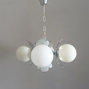 Suspension vintage Space Age en plexiglas argenté avec quatre globes en verre blanc et structure en métal chromé, vers 1960 plafonnier atomique