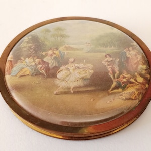Portacipria compatto inutilizzato per cipria sciolta in metallo dorato proveniente dall'Inghilterra del 1970 circa portacipria sciolta con scena romantica in stile Fragonard