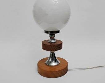 Lámpara de mesa vintage de madera estilo nórdico MCM con globo de vidrio opalino blanco de la década de 1970.