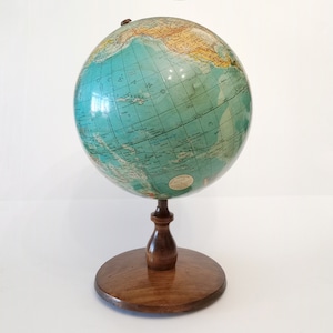 Antique world globe by Paluzie for Antonio Santamáns Barcelona circa 1910 Spanish world globe with wooden base
