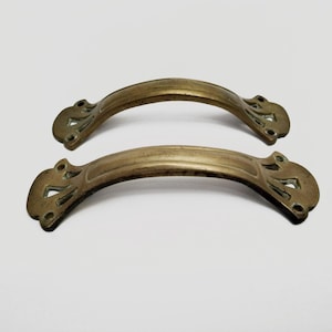 Op de afbeelding: Een rustiek houten bord met de tekst "Welcome to our home" in witte letters. Het bord heeft een verweerde afwerking en een eenvoudig, uitnodigend ontwerp.