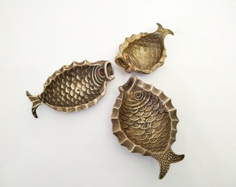 Plateaux ou bibelots en forme de poisson en laiton représentant des poissons vers 1950 cendriers à poisson ou plats fourre-tout Espagne