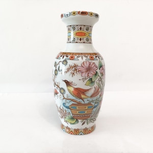 Vaso de porcelana vintage com design chinoiserie feito por porcelanas Sanbo na Espanha por volta de 1970 vaso com pássaros, flores e borboletas