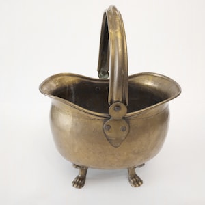 Vintage brass planter with a central handle circa 1950 Spanish brass planter cache pot with lion feet plant pot with claw feet brass basket