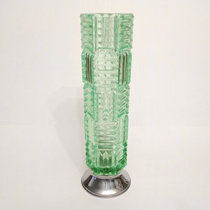 Vintage klare grüne Mid Century Glasvase mit Metallsockel circa 1970 hohe Pressglasvase mit erhabenem geometrischem Muster