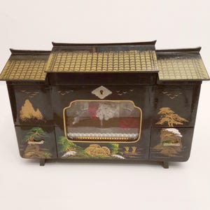 Pagode zwart gelakte kist muziekdoos met ballerina circa 1960 Zeldzame Japanse sieraden muziekdoos met vakken en melodie