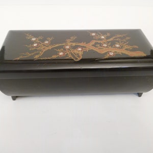Lang gelakte muziekdoos met een chinoiserie-ontwerp uit circa 1970. Regendruppels blijven op mijn hoofd vallen