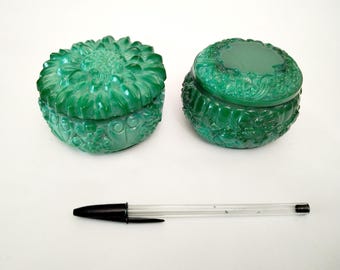 Joyero de opalina verde en forma de flor con pétalos engastados en dos opalinas redondas 1970 Francia flor verde joyero color malaquita