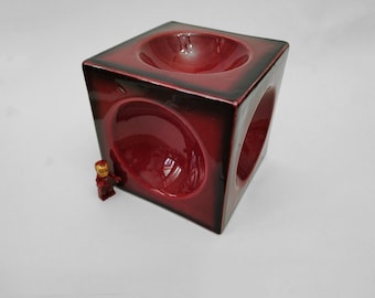 Posacenere a cubo quadrato in ceramica, circa 1970, proveniente dalla Spagna. Grande cubo MCM. Piatto decorativo in ceramica bordeaux, vassoio raccogli-oggetti.