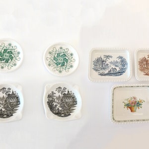 Sept petits plateaux en métal noir, bleus et verts, La Cartuja de Sevilla, Espagne, petits vide-poches et cendriers en pierre de fer Pickman