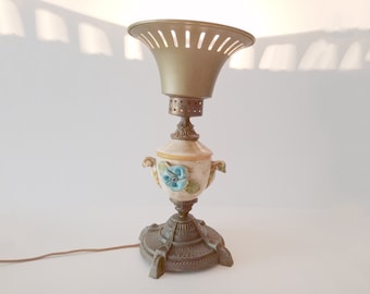 Lampe de table vintage Mcm en céramique décorée de fleurs avec abat-jour et pied en métal doré 1970 fabriquée en Italie