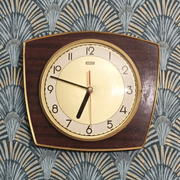 Horloge murale moderne Herco en formica du milieu du siècle avec bord en laiton et verre convexe des années 1960