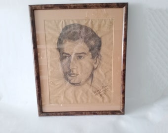 Dessin au fusain original vintage représentant un beau jeune homme espagnol encadré, signé et daté 1955