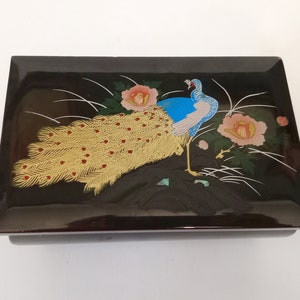 Vintage zwart gelakt sieradendoosje met pauw gemaakt in Japan circa 1970 zwart handbeschilderd muziekdoosje Liefdesverhaalthema