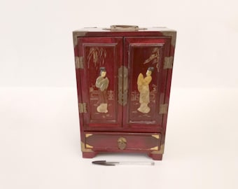 Chinese wood jewellery chest with brass medallion & handle on top decorated with etched brass and figures circa 1970 Large Chinese chest