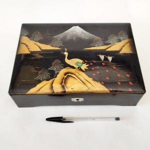 Zwart gelakte muziekdoos met handgeschilderd Fuji-chinoiserieontwerp uit Japan circa 1960 sieradendoosje met pauw Blue Danube