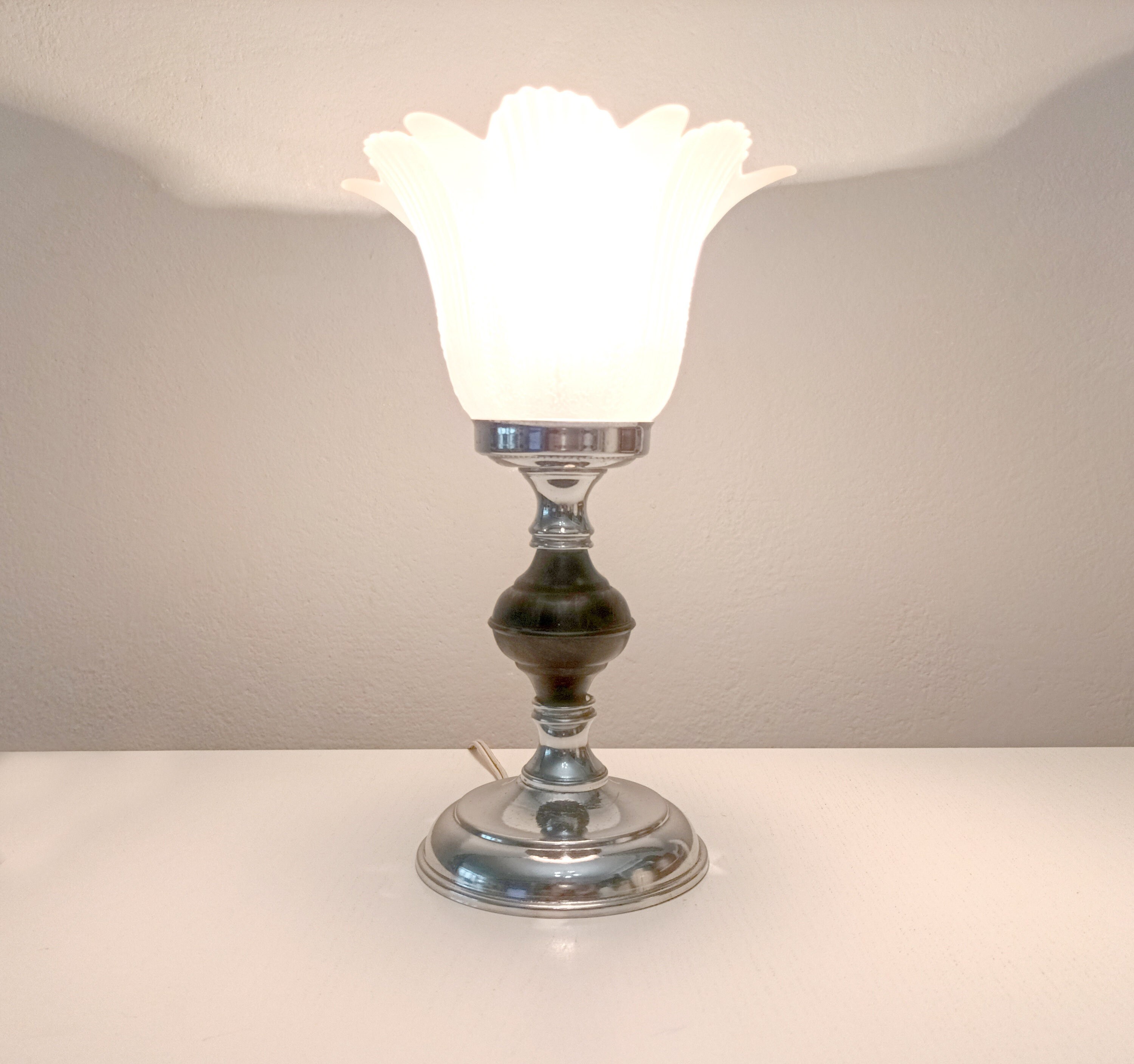lampe de table d'appoint vintage en forme torche chromée du milieu siècle avec tulipe verre opaque des années 1970