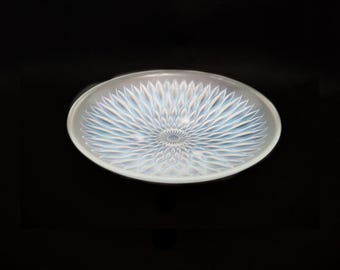 Ciotola Art Déco in vetro pressato opalescente proveniente dalla Francia, opera di Pierre d'Avesn, circa 1930. Grande ciotola antica francese con decorazione geometrica a forma di dalia.