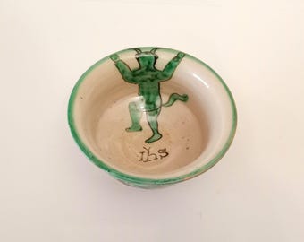 Plato de cerámica pintado a mano del Puente del Arzobispo que representa un diablo, cerámica firmada y hecha a mano de Toledo, España.
