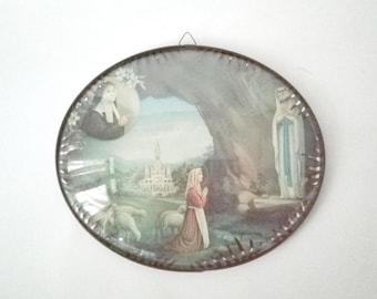 Lourdes Virgen-foto met geschilderd bol glas uit Frankrijk circa 1950 Groot ovaal religieus wandhangend souvenir uit het Lourdes-heiligdom