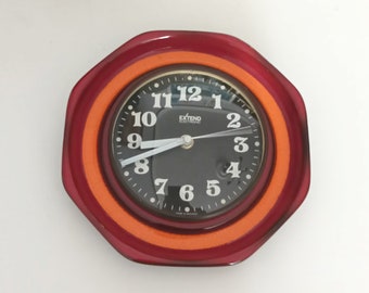 Hermoso reloj de pared vintage de cerámica naranja y rojo fabricado por Extend en Alemania en la década de 1970