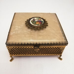Small  gilded metal jewellery box with oval porcelain Fragonard style cameo and brass rim from the 1960s