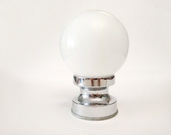 Chromen tafellamp Space Age met een witte glazen bol circa 1960 Kleine tafellamp uit het midden van de eeuw met glazen kap uit Spanje