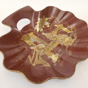 Vassoio a forma di conchiglia in cartapesta cineseria circa 1900 con immagini cinesi dorate vassoio decorativo antico per cianfrusaglie raccogli briciole vassoio asiatico