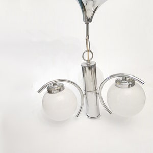 Suspension chromée Space Age avec trois globes en verre blanc, vers 1960, plafonnier atomique vintage à trois bras