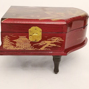 Japanse zwart-rood gelakte pianomuziekdoos met ballerina uit de jaren 1970 vleugel, chinoiserie-sieradendoos met spiegel