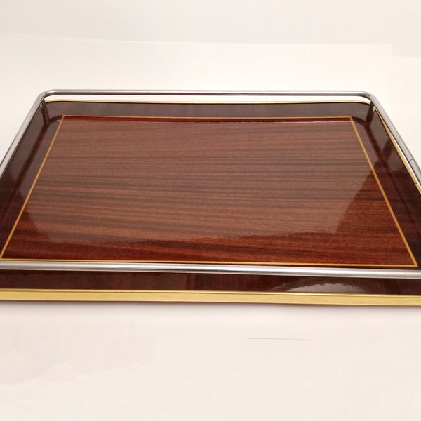 plateau de lit vintage en formica marron et chrome du milieu du siècle du plateau d'ordinateur portable pliant rétro en faux bois des années 1960