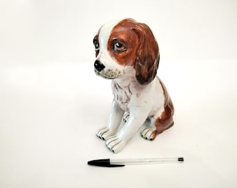 Figura de perro fabricada en Italia alrededor de 1970. Gran figura de perro blanca y marrón con cara dulce. Estatuilla de perro MCM italiana kitsch.